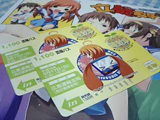 B1サイズ(多分)のポスター…というか用紙に絵を出力したもの…が額に入って先着一名様5000円てのもあった。欲しかったけど持って帰る手段が無かったので諦めた。orz