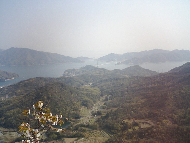 真ん中に見えるのが安芸灘大橋